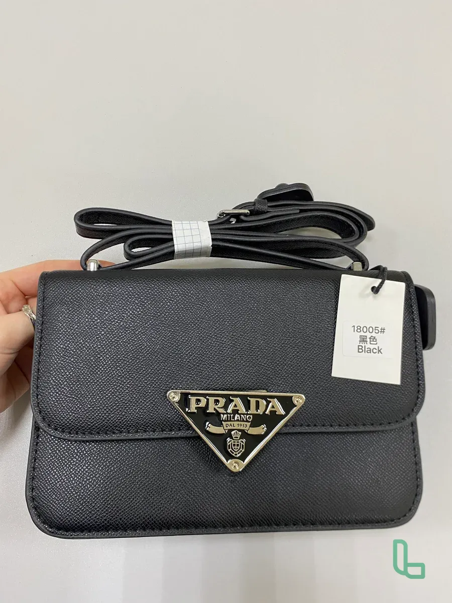 Черная сумка Prada