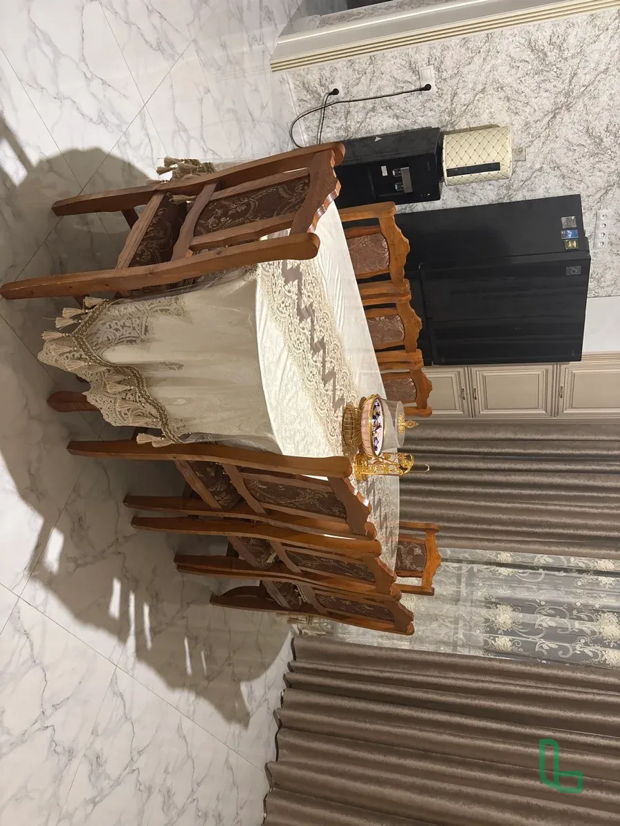 Стол и стулья