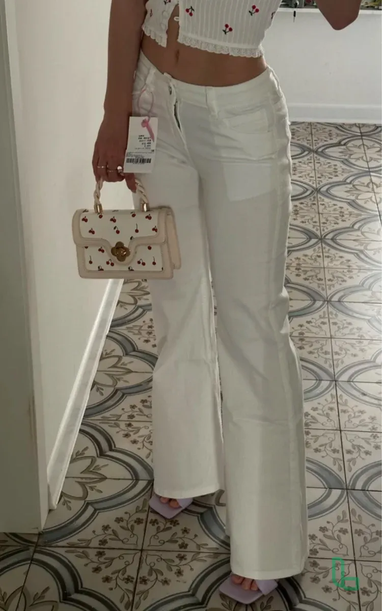 белые джинсы клеш