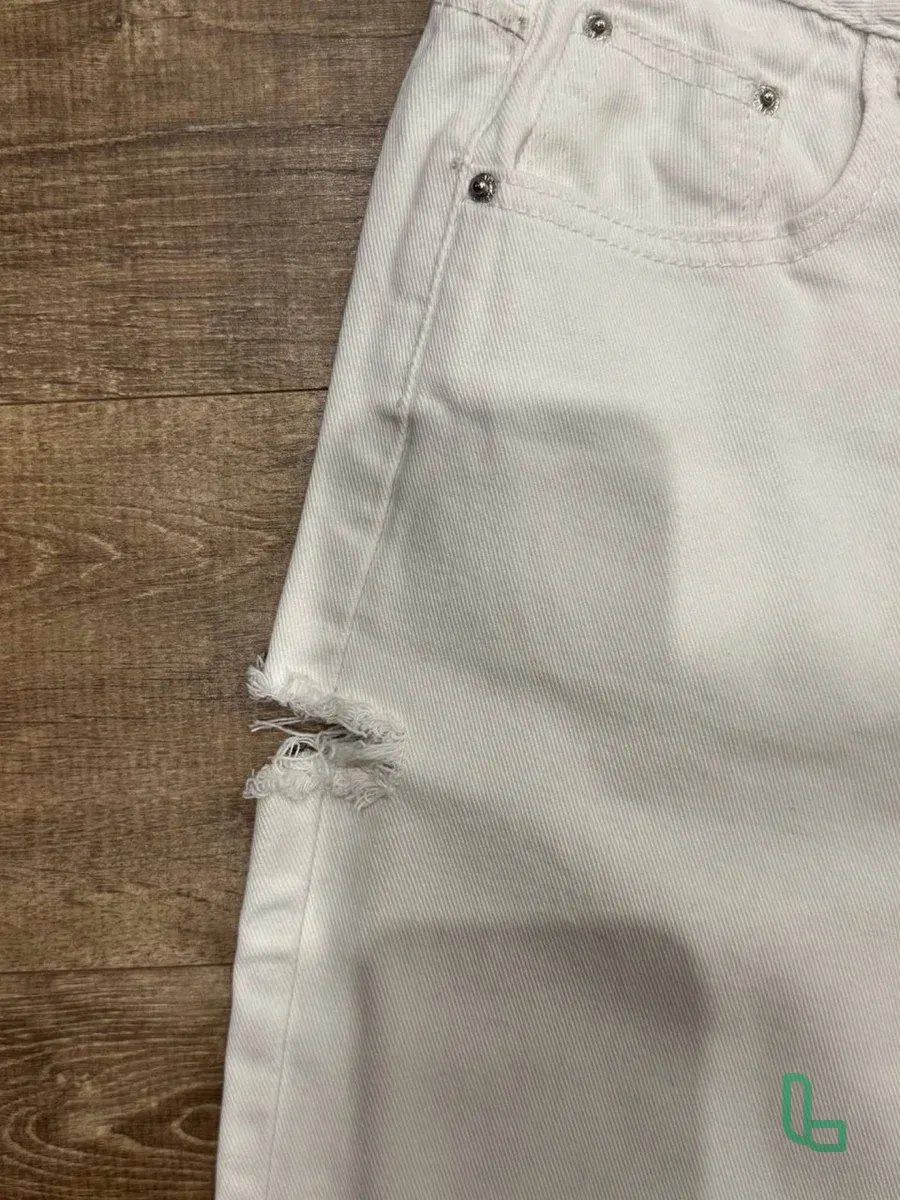 Белые джинсы Look Online с разрезом