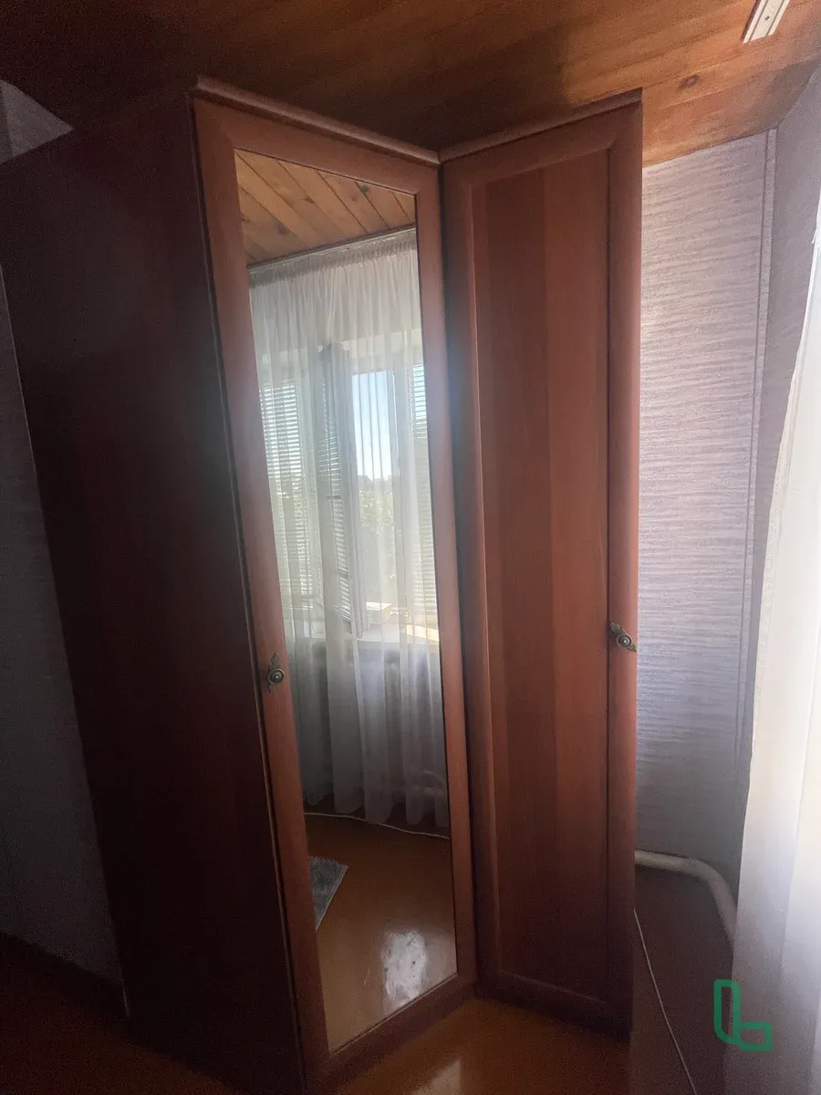 Шкаф деревянный с зеркалом