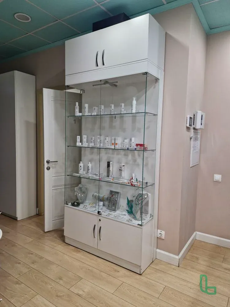 Белая стеклянная витрина, полки , 230 см