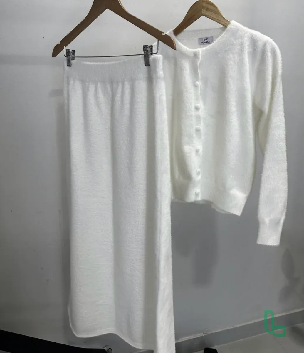 Новый костюм с длинной юбкой пушистый 42-46 белый