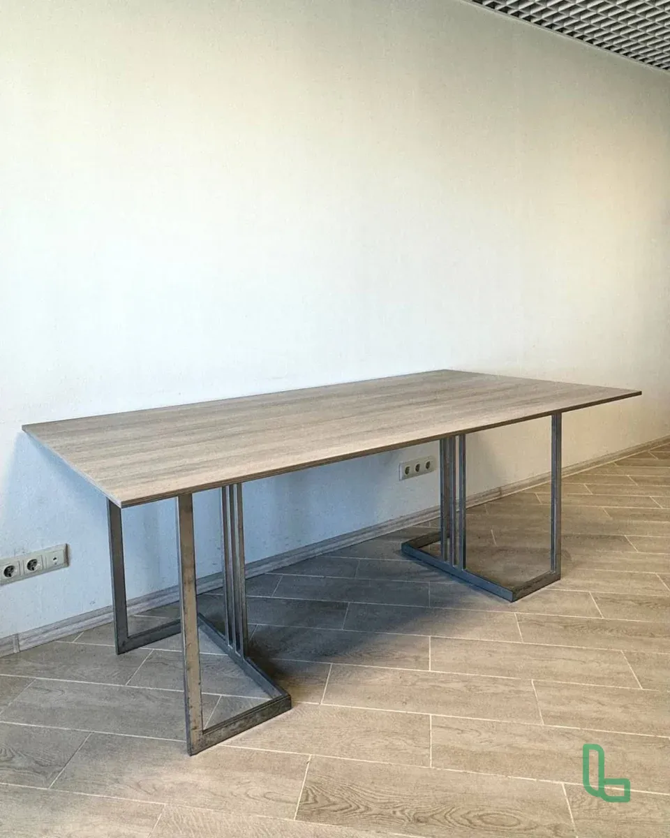 Стол на металлическом основании серебристого цвета