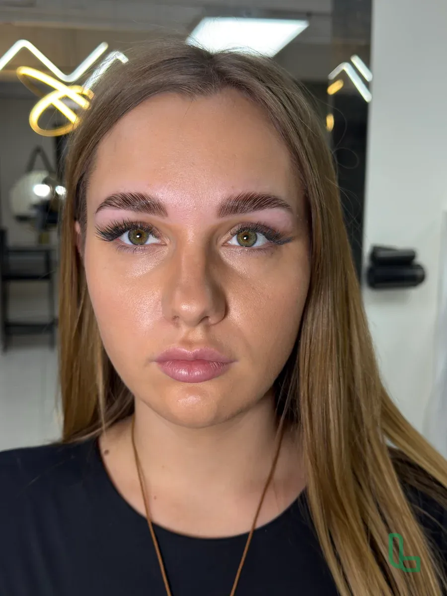 Модель на брови и ресницы