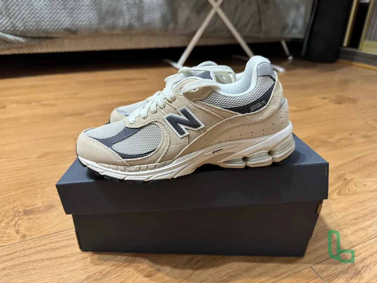 Кроссовки New Balance r2002