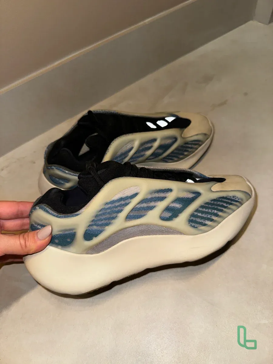 Adidas Yeezy 700, 37 размер
