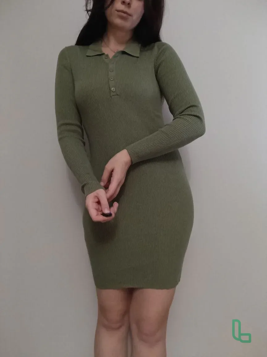 Зеленое платье-поло в рубчик