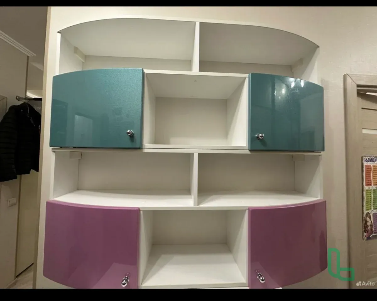 Полки навесные под книги и другие принадлежности.