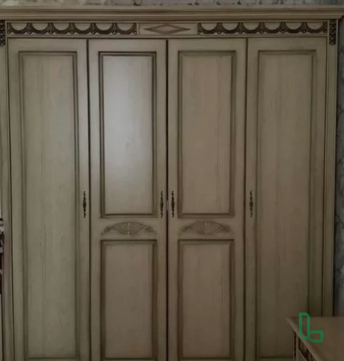 Спальный гарнитур: шкаф, кровать, столик, тумба