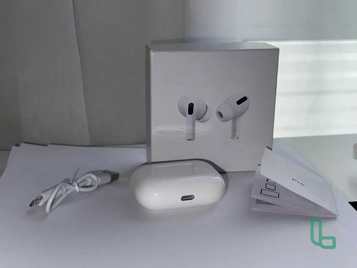 Наушники AirPods Pro.