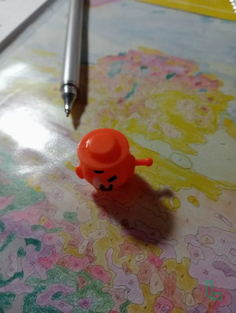 Маленькая оранжевая игрушка