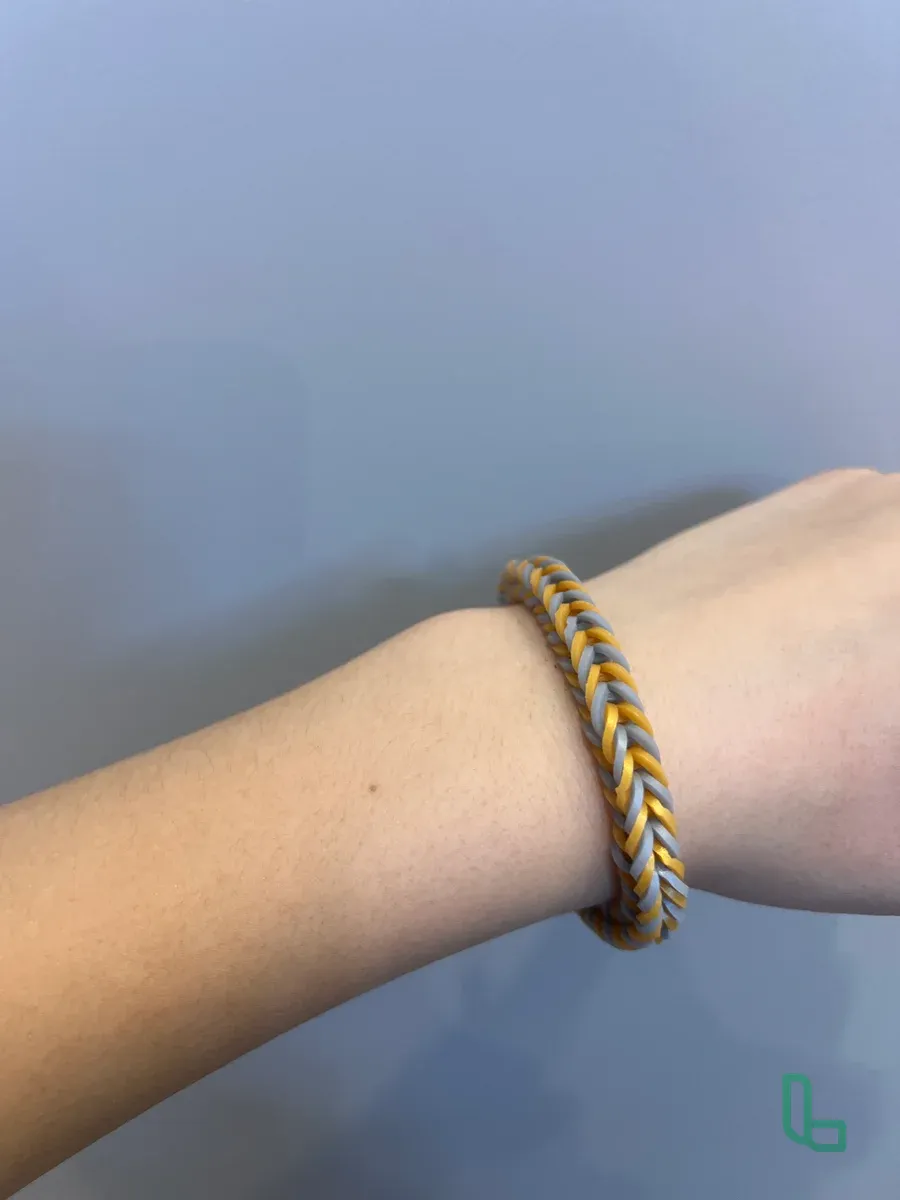 Браслет из резиночек.