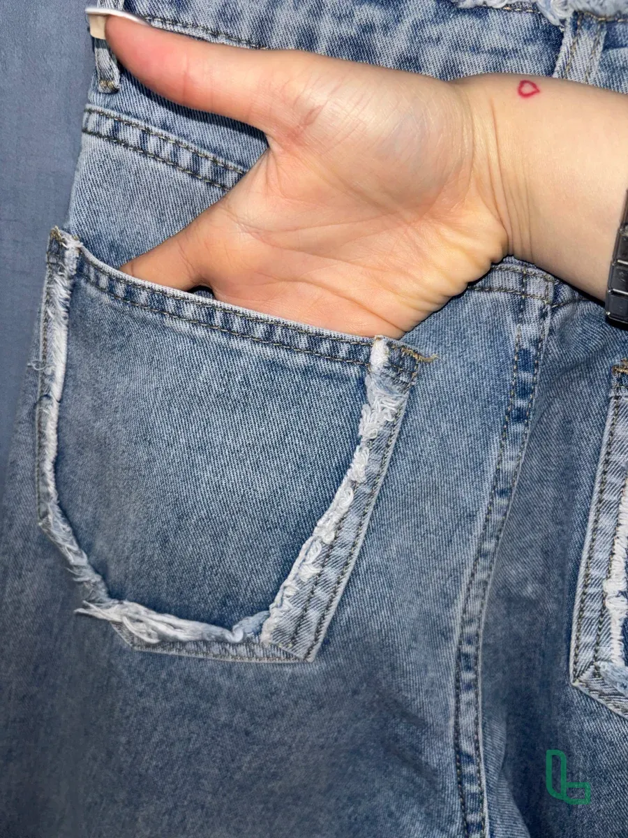 Светлые широкие джинсы